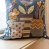 Broderat kuddfodral "Flower pots" i ekologisk bomull