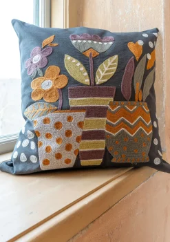 Broderat kuddfodral "Flower pots" i ekologisk bomull
