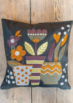 Broderat kuddfodral "Flower pots" i ekologisk bomull