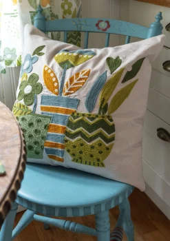 Broderat kuddfodral "Flower pots" i ekologisk bomull