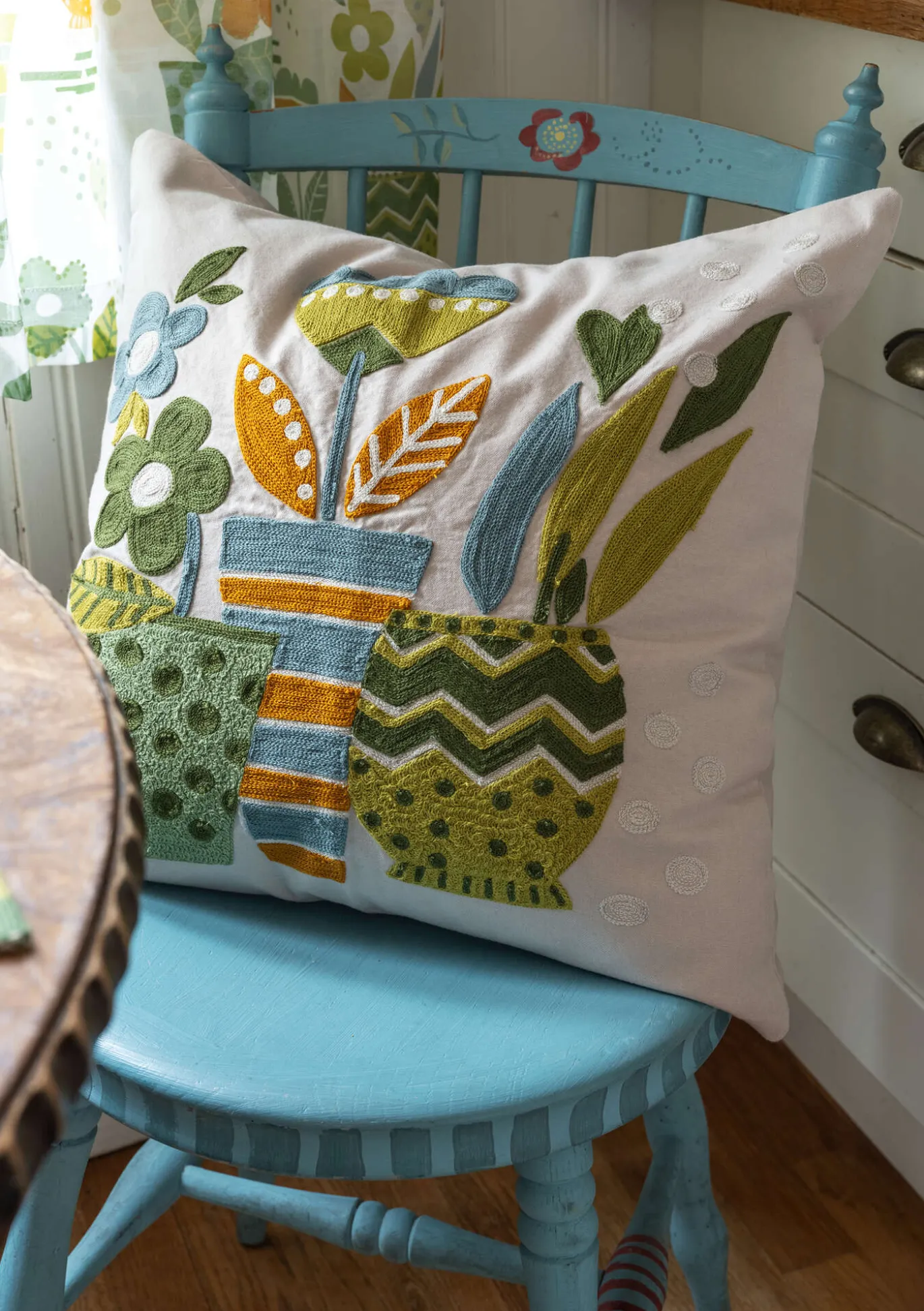 Broderat kuddfodral "Flower pots" i ekologisk bomull